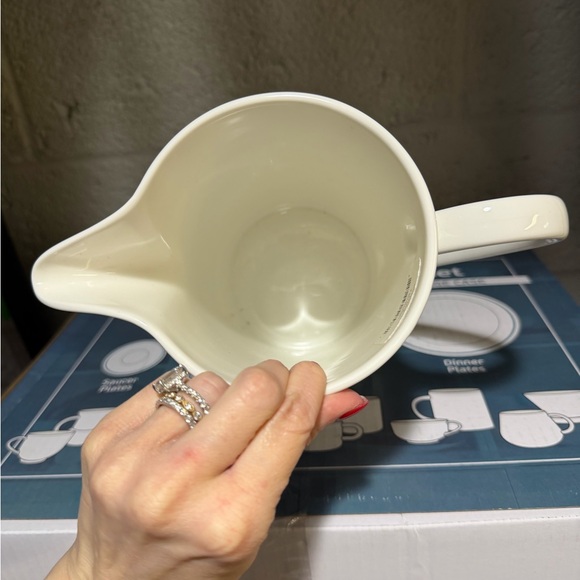 Kate Spade New York Charlotte Street Pitcher NWT - Picture 3 of 4